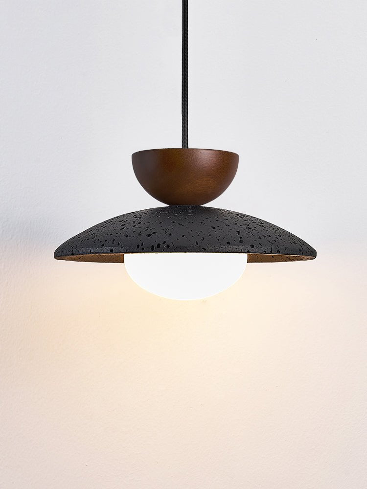 Ignis Dome hengilampi úr svörtum travertíni