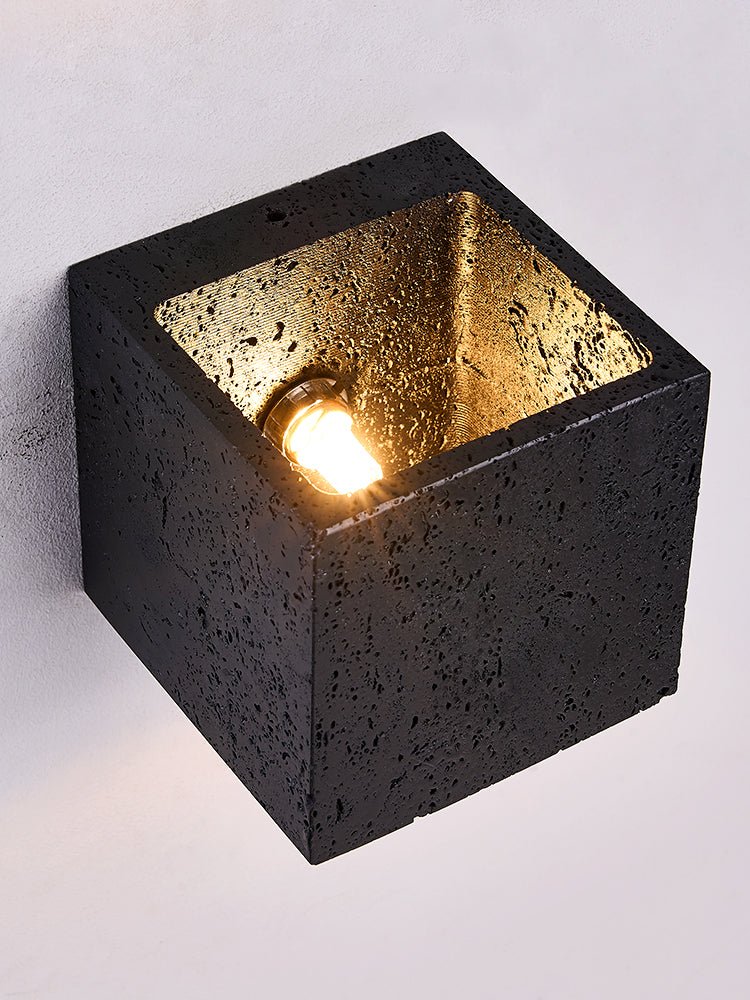 Valeise Cube -musta travertiiniseinävalaisin