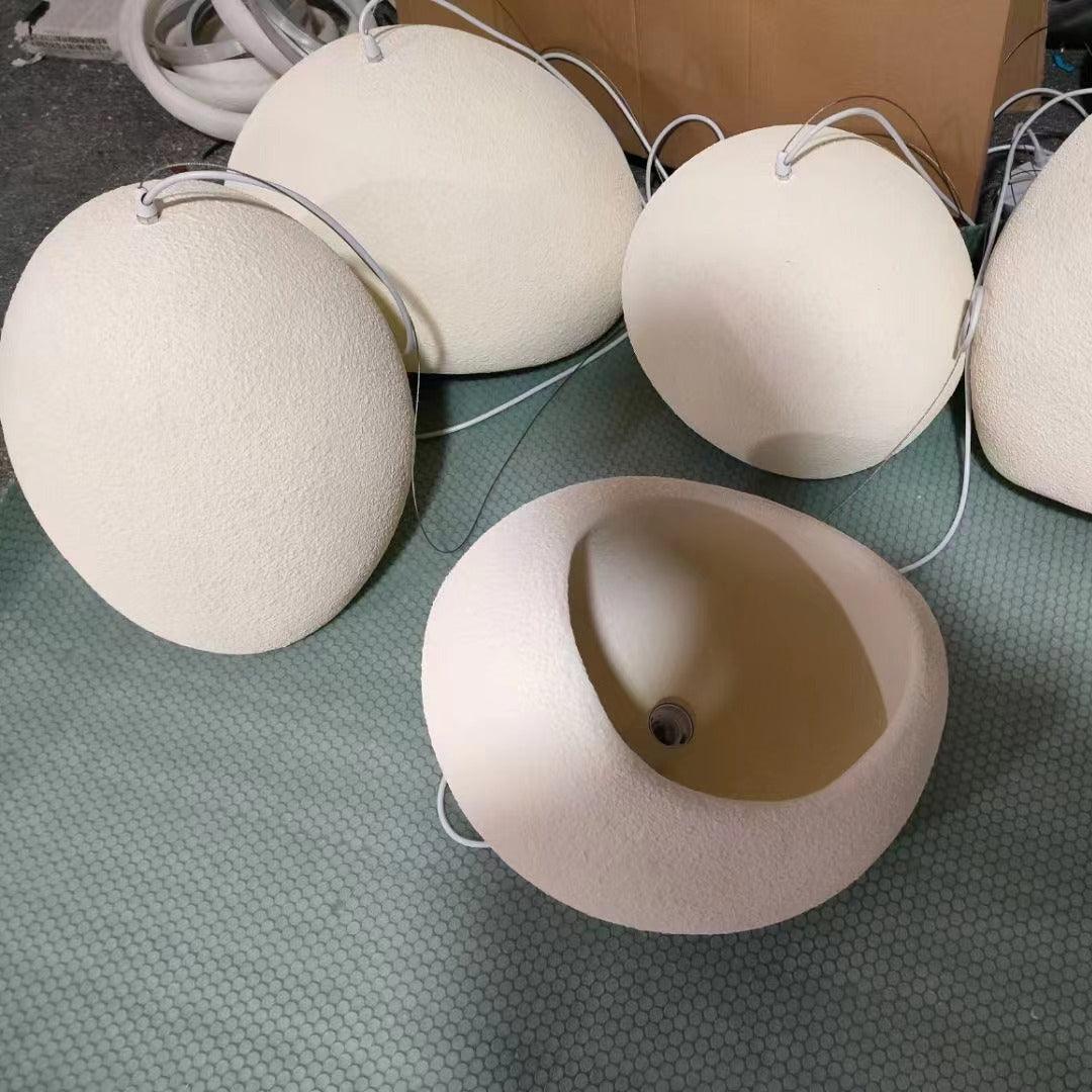 Wabi-sabi-henkinen kiviryhmäkattokruunu, orgaaninen muoto, minimalistinen taiteellinen ilme