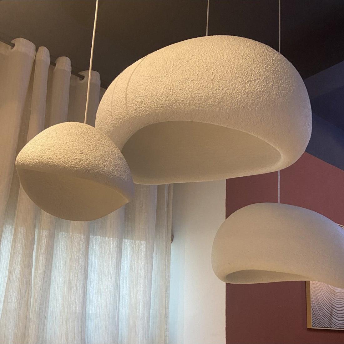 Wabi-sabi-henkinen kiviryhmäkattokruunu, orgaaninen muoto, minimalistinen taiteellinen ilme