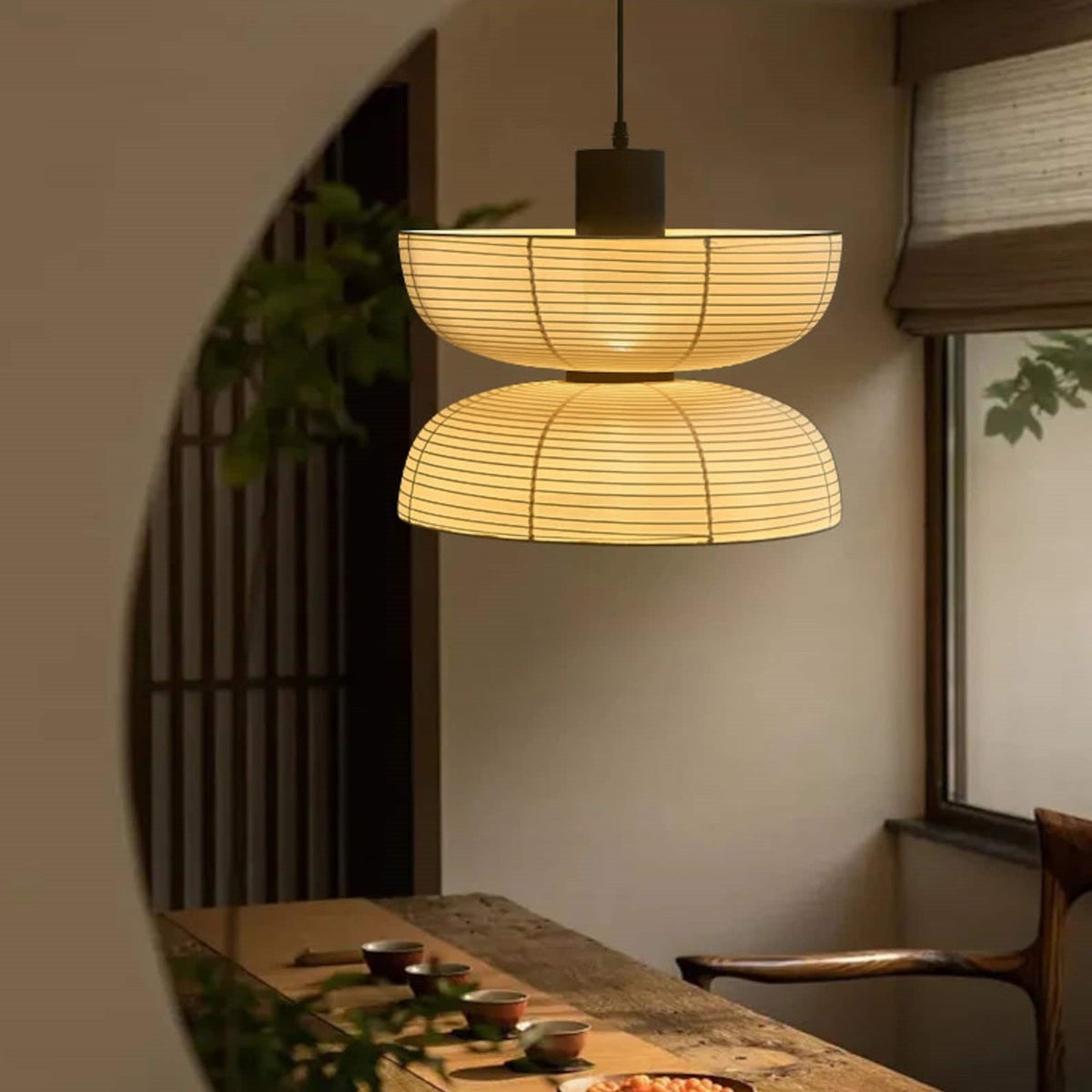 Ritta modern neutral pendellampa i vitt tyg och papper