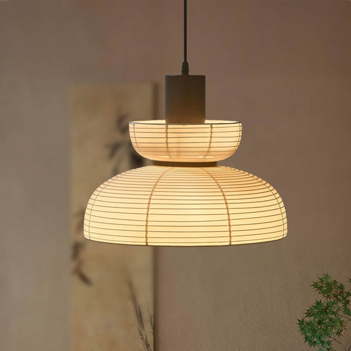 Ritta modern neutral pendellampa i vitt tyg och papper