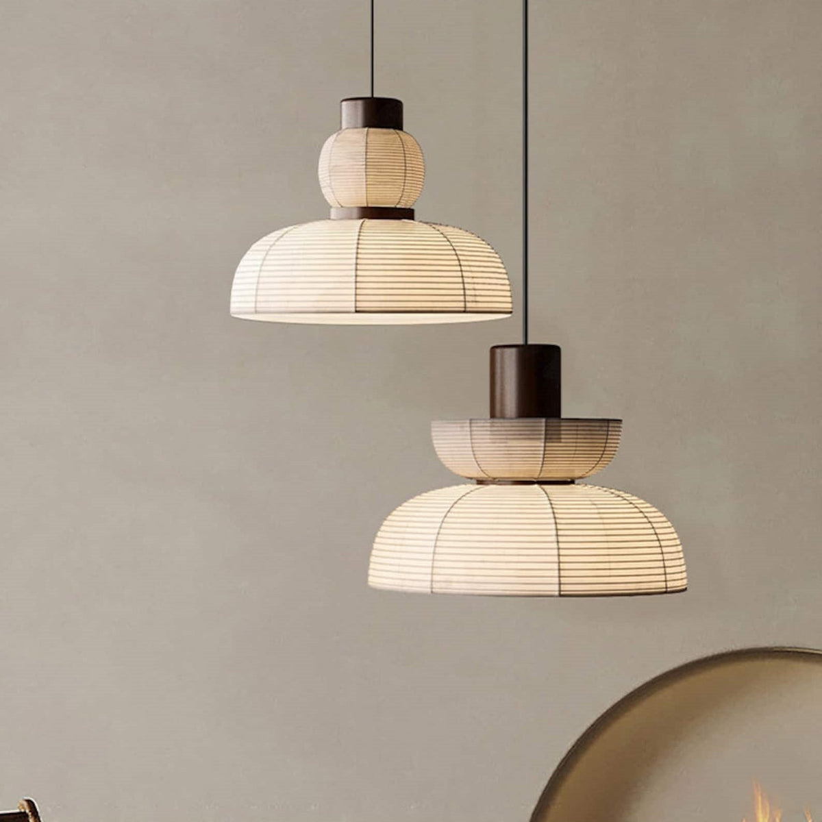 Ritta modern neutral pendellampa i vitt tyg och papper