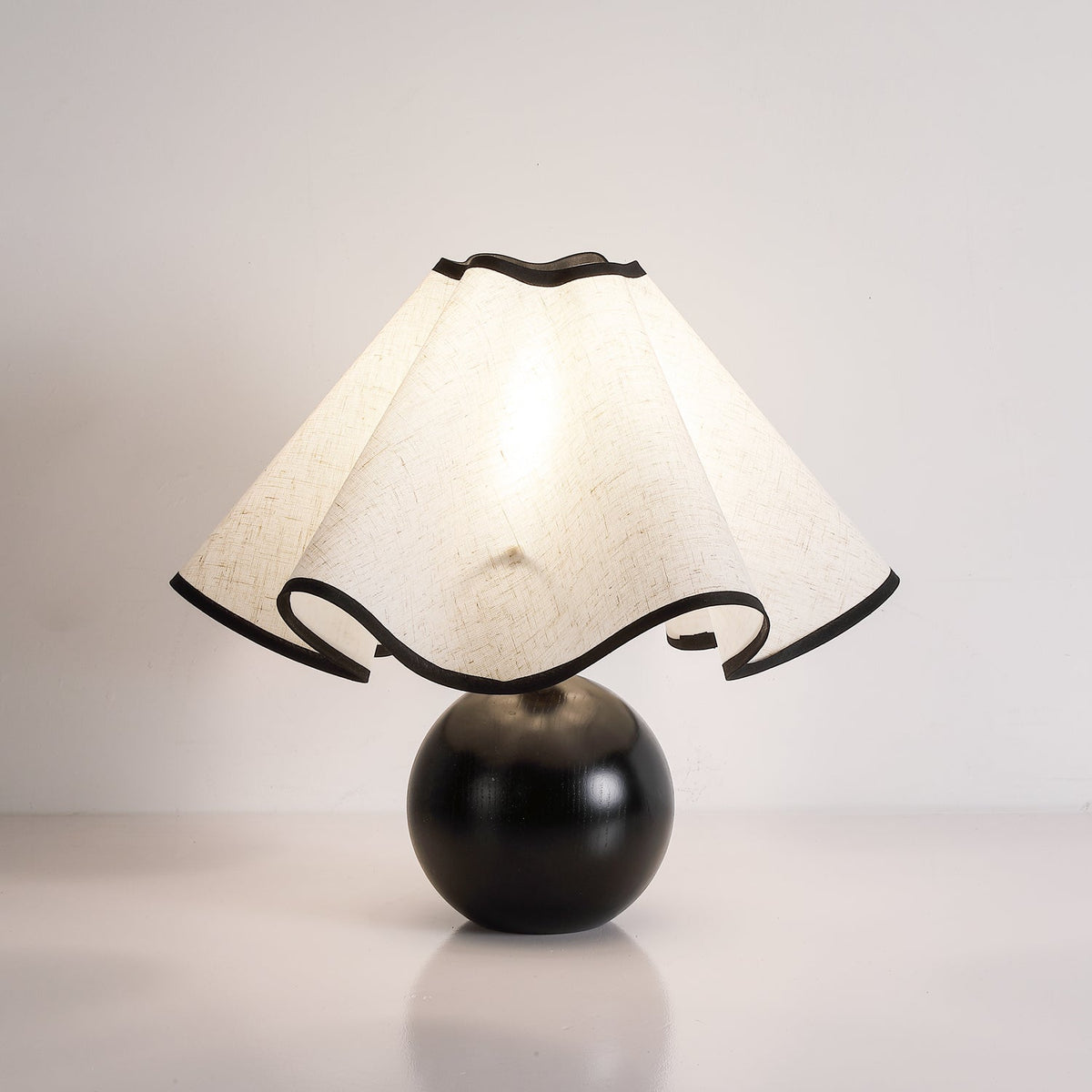Kalion bordslampa i trä och tyg