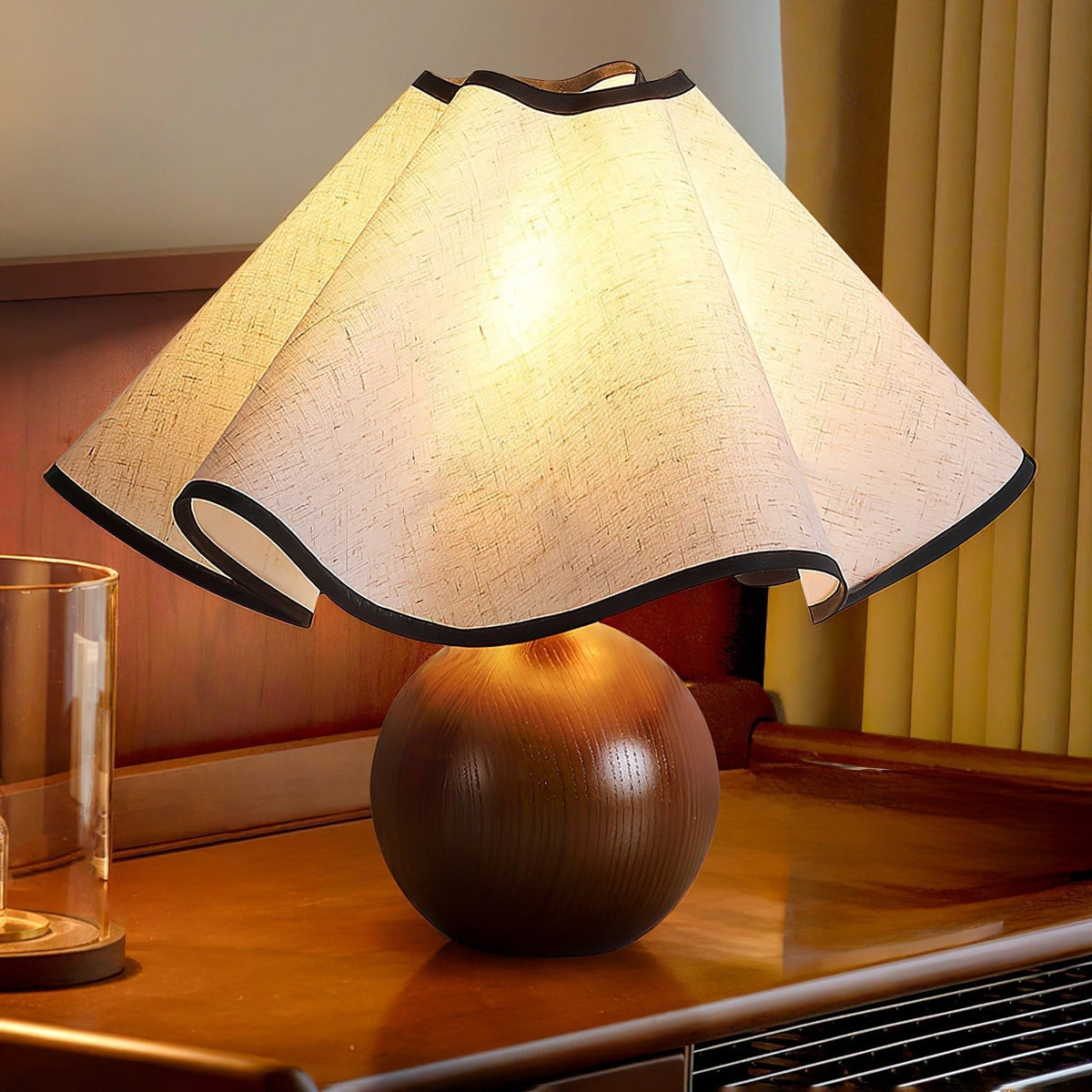 Kalion bordslampa i trä och tyg
