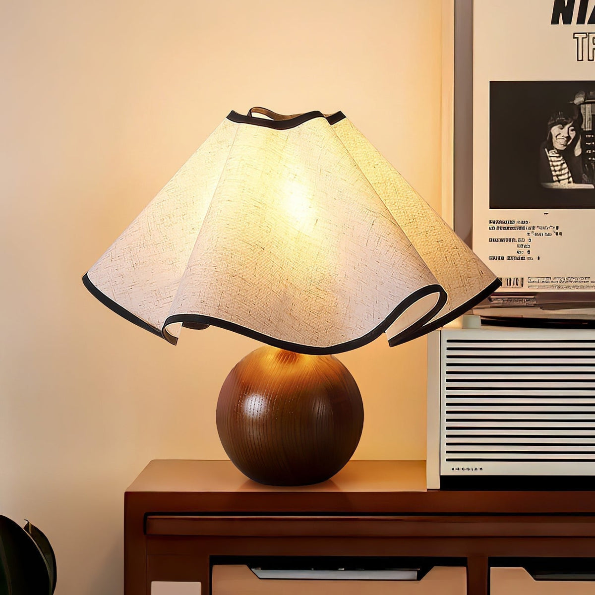 Kalion bordslampa i trä och tyg