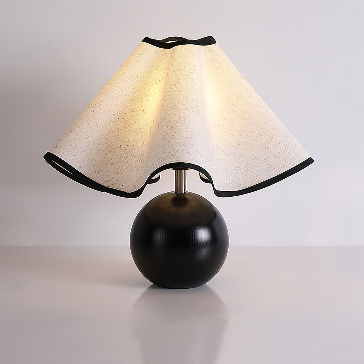 Kalion bordslampa i trä och tyg