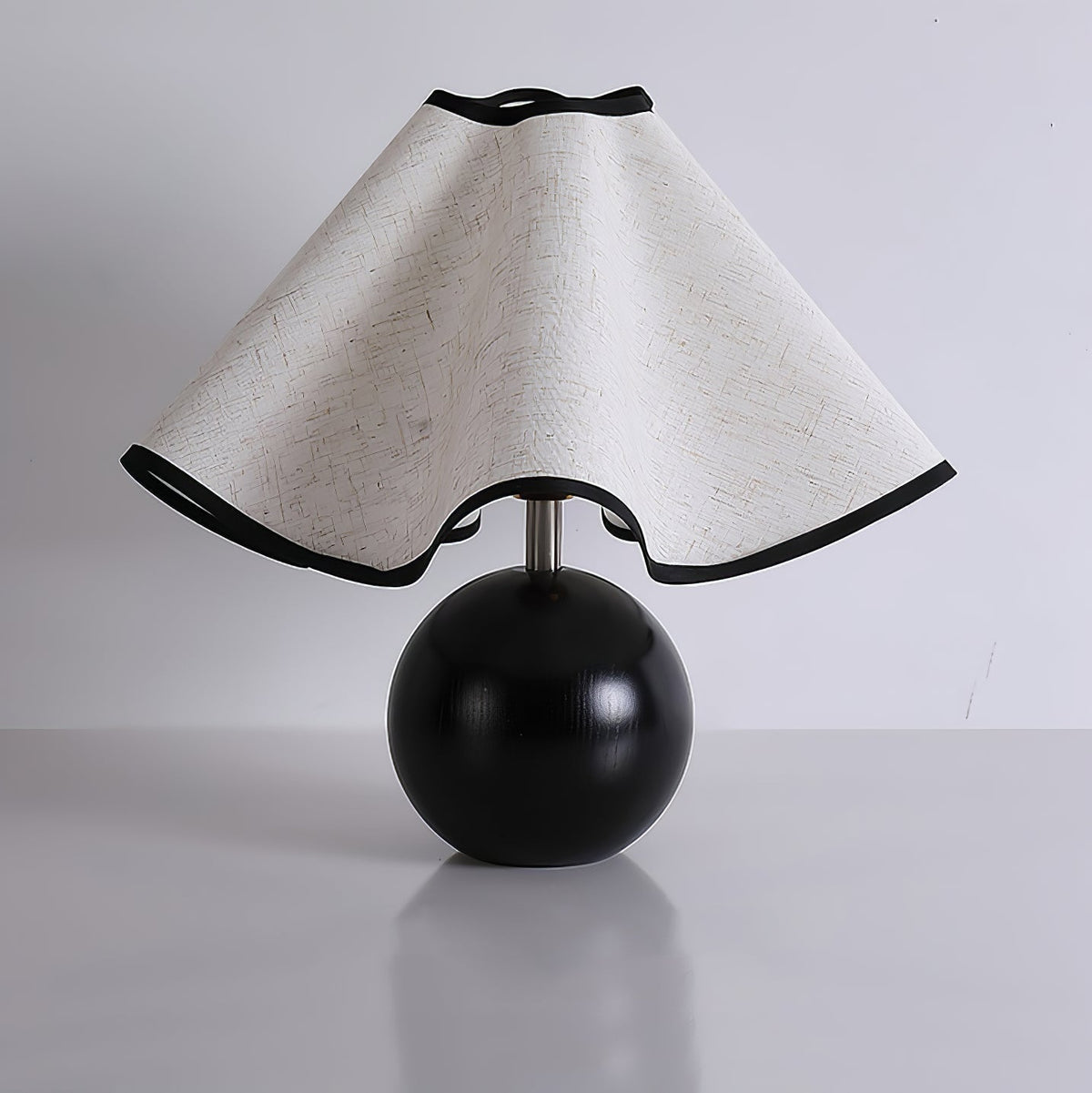 Kalion bordslampa i trä och tyg