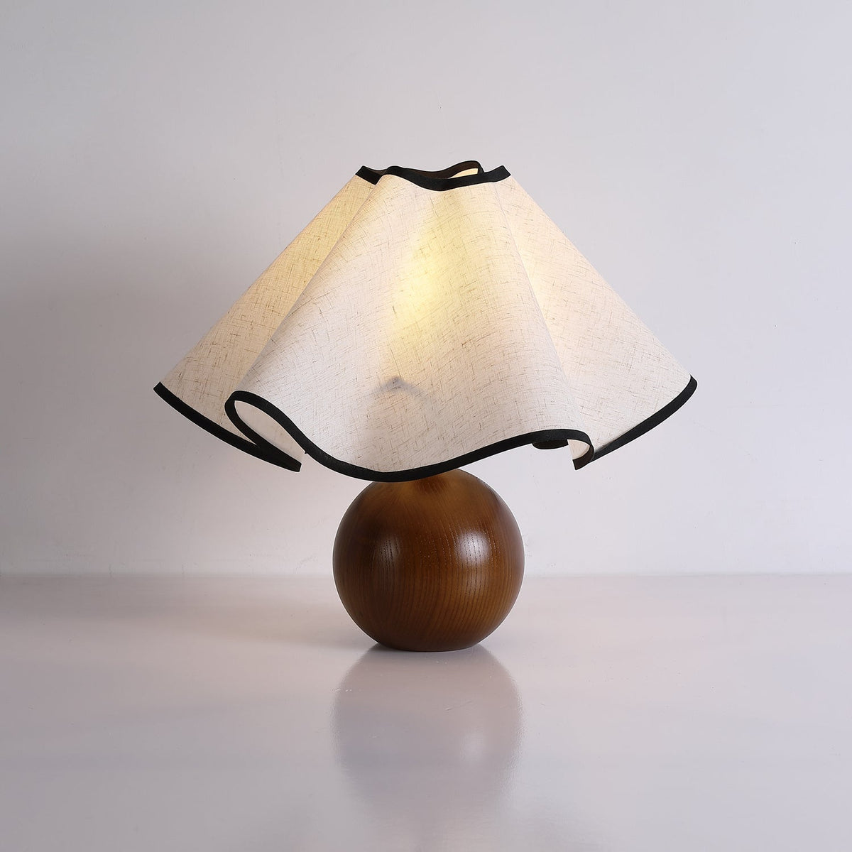 Kalion bordslampa i trä och tyg