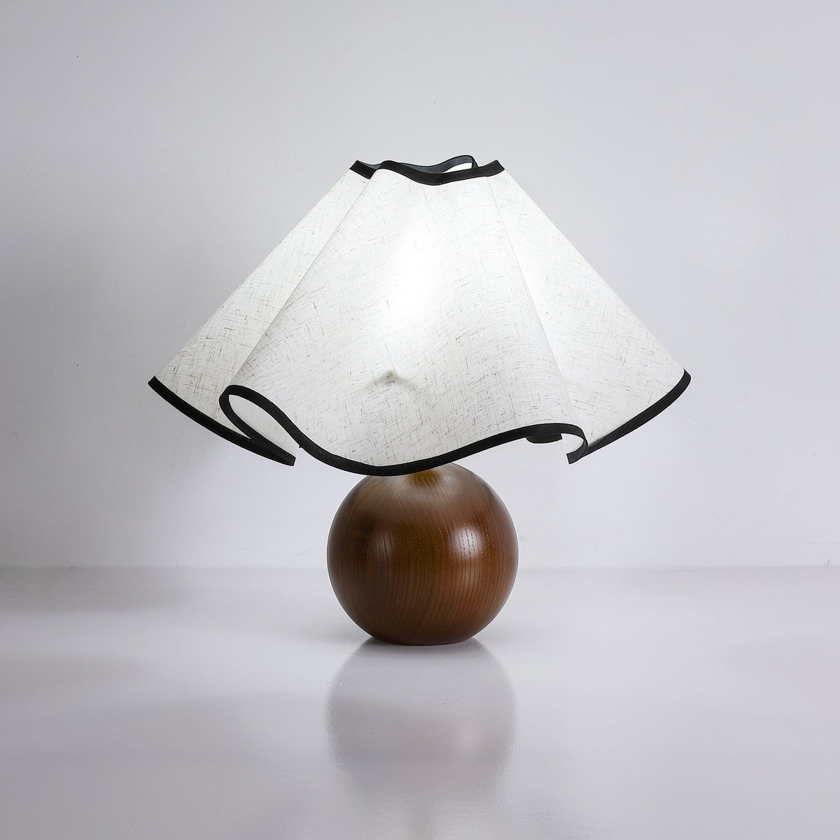Kalion bordslampa i trä och tyg
