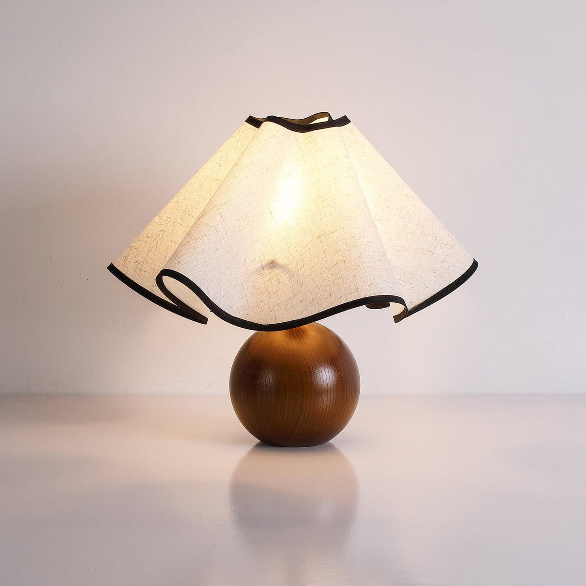 Kalion bordslampa i trä och tyg