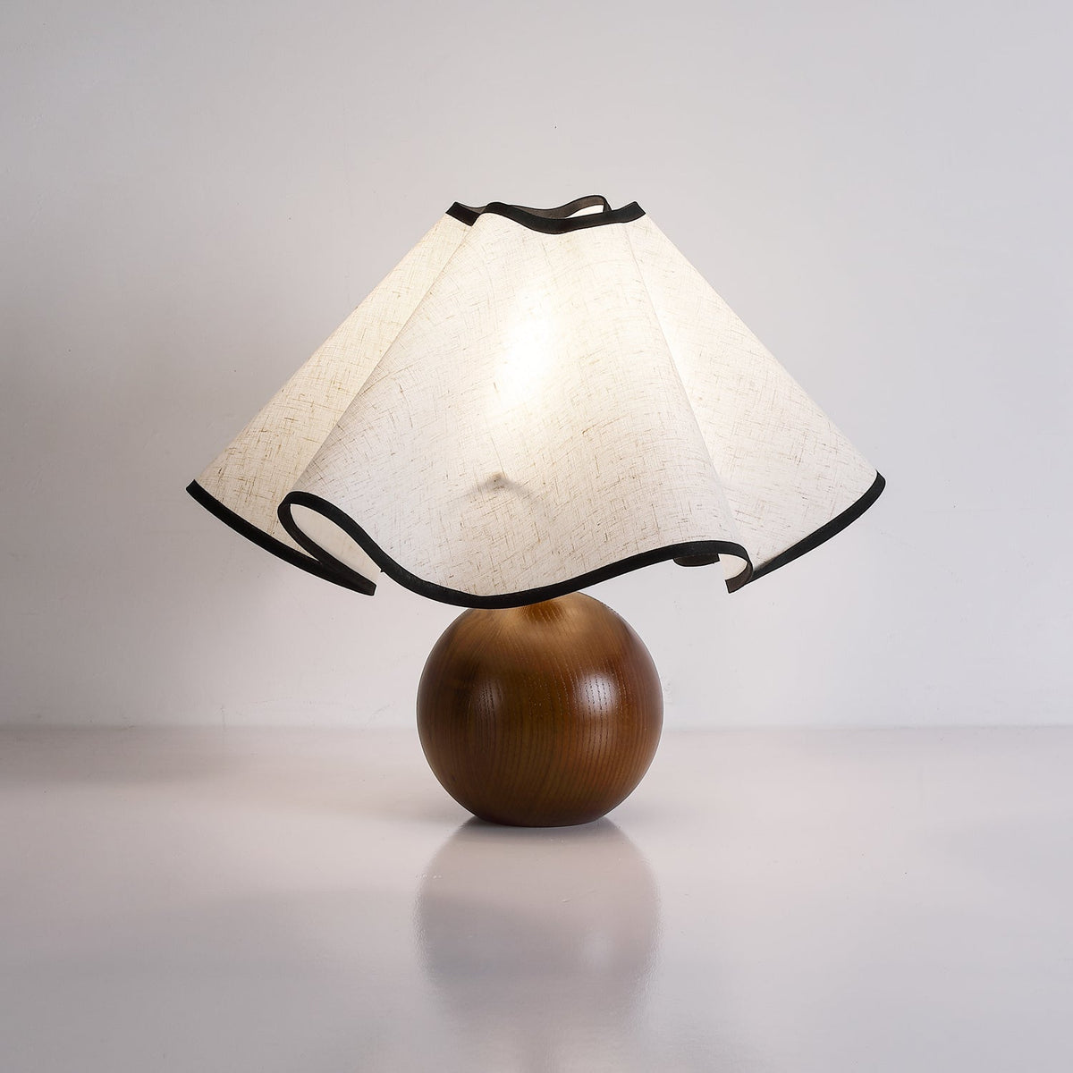 Kalion bordslampa i trä och tyg