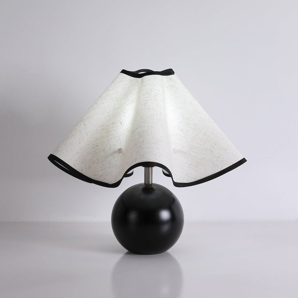 Kalion bordslampa i trä och tyg