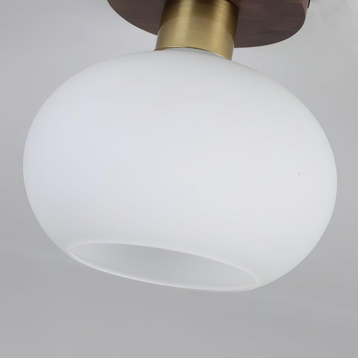 Elorusl nordisk kunstnerisk loftslampe i hvidt muslingeskalsglas