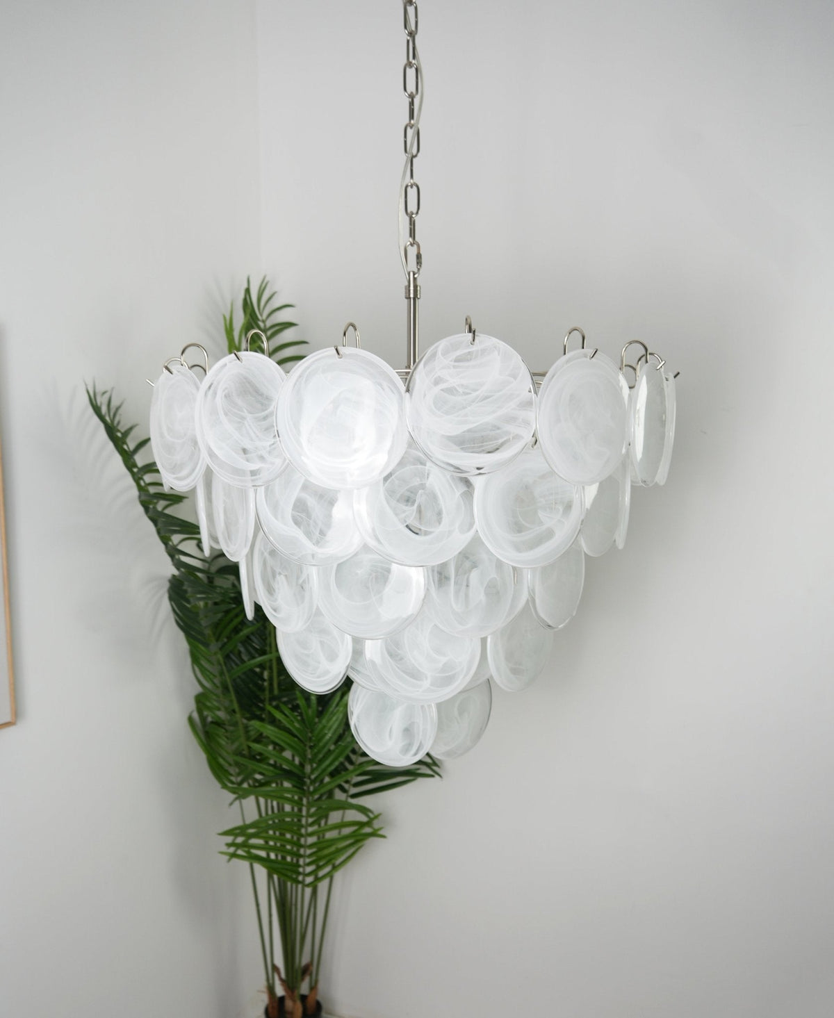 Veloelle lysekrone med hvid skive af Murano-glas i moderne stil