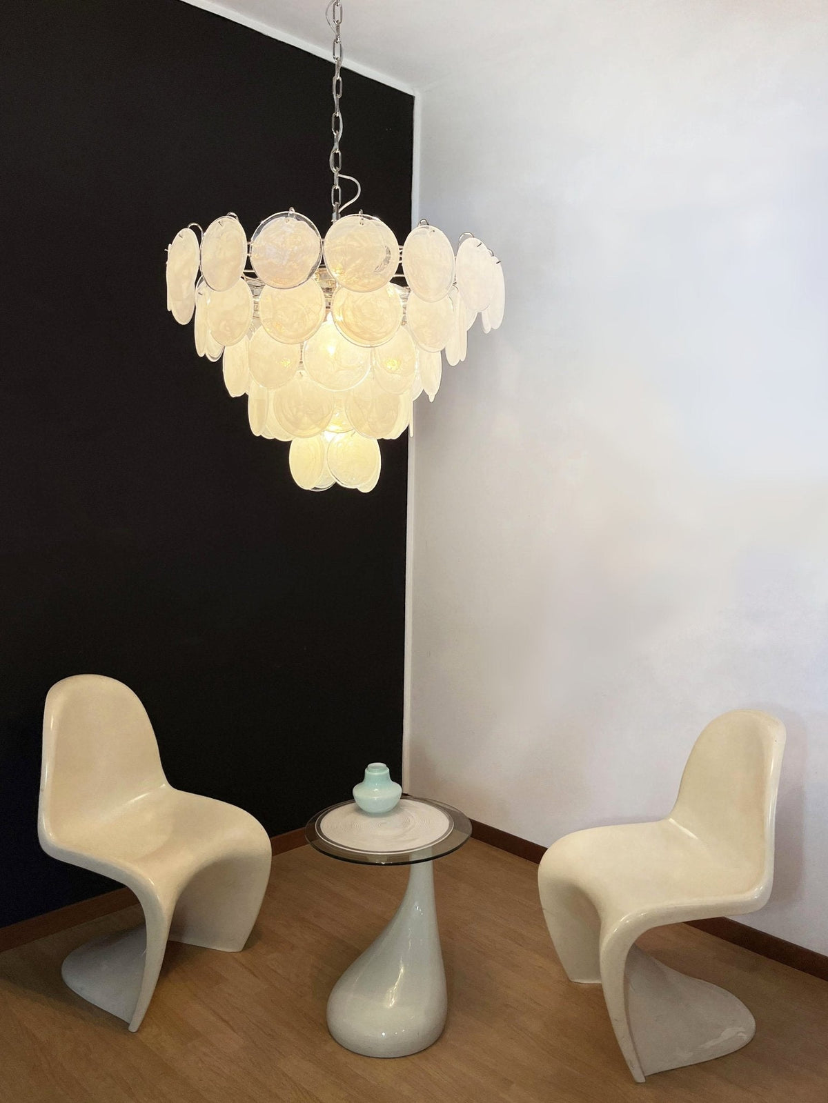 Veloelle lysekrone med hvid skive af Murano-glas i moderne stil