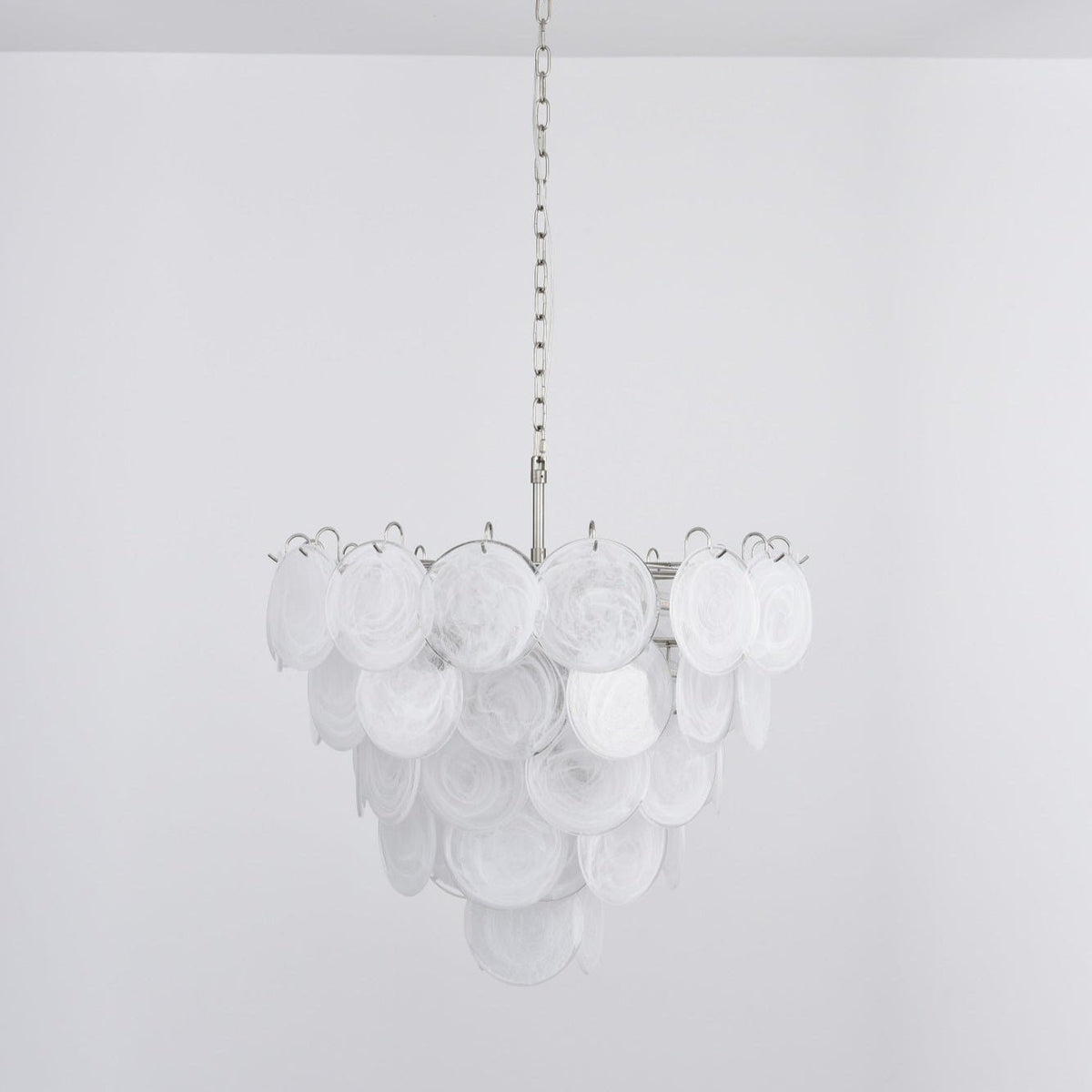 Veloelle lysekrone med hvid skive af Murano-glas i moderne stil
