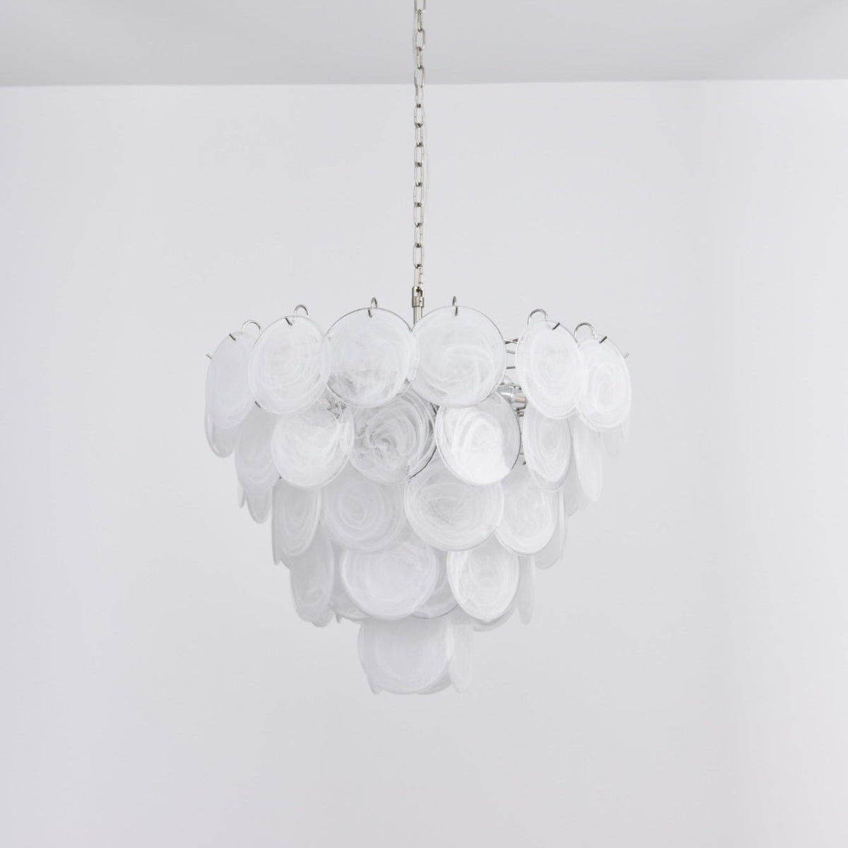 Veloelle lysekrone med hvid skive af Murano-glas i moderne stil