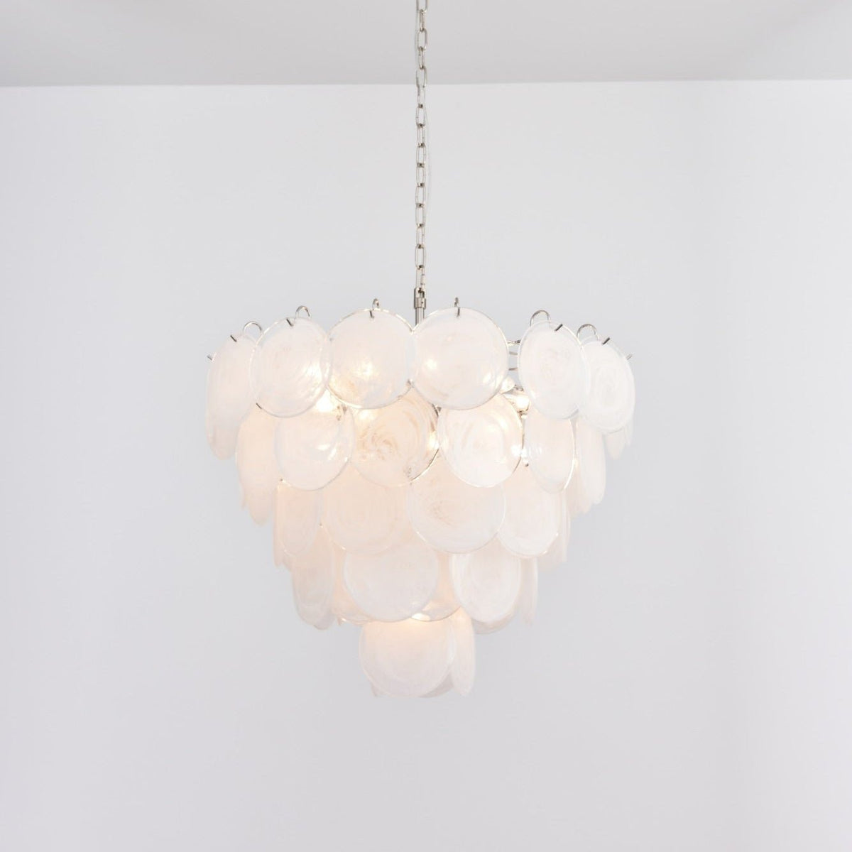 Veloelle lysekrone med hvid skive af Murano-glas i moderne stil