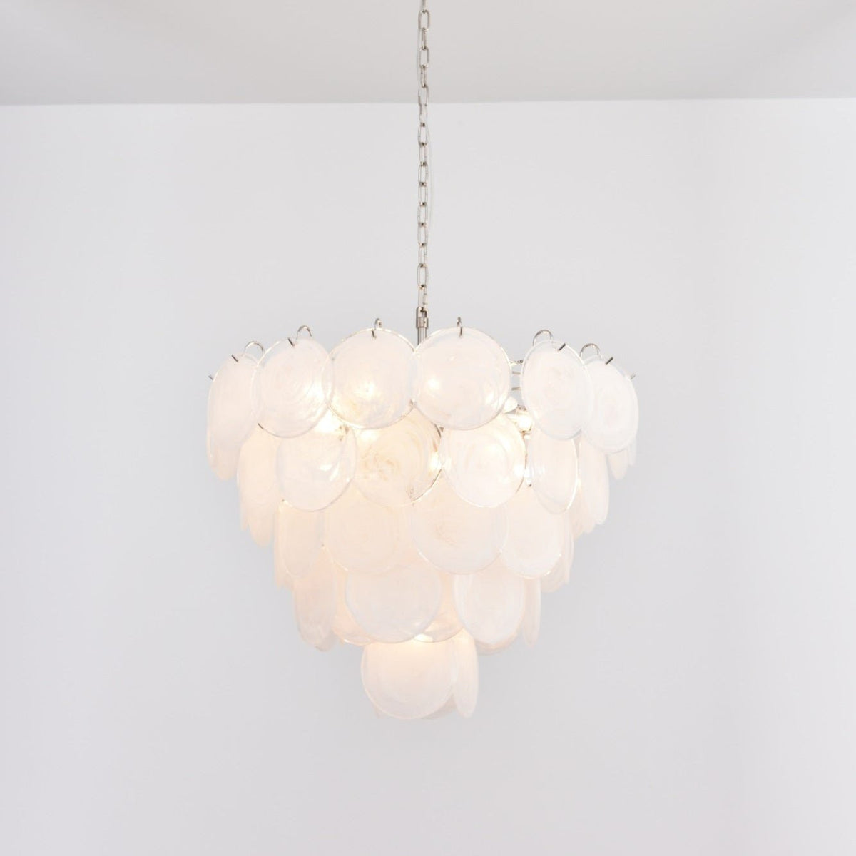 Veloelle lysekrone med hvid skive af Murano-glas i moderne stil