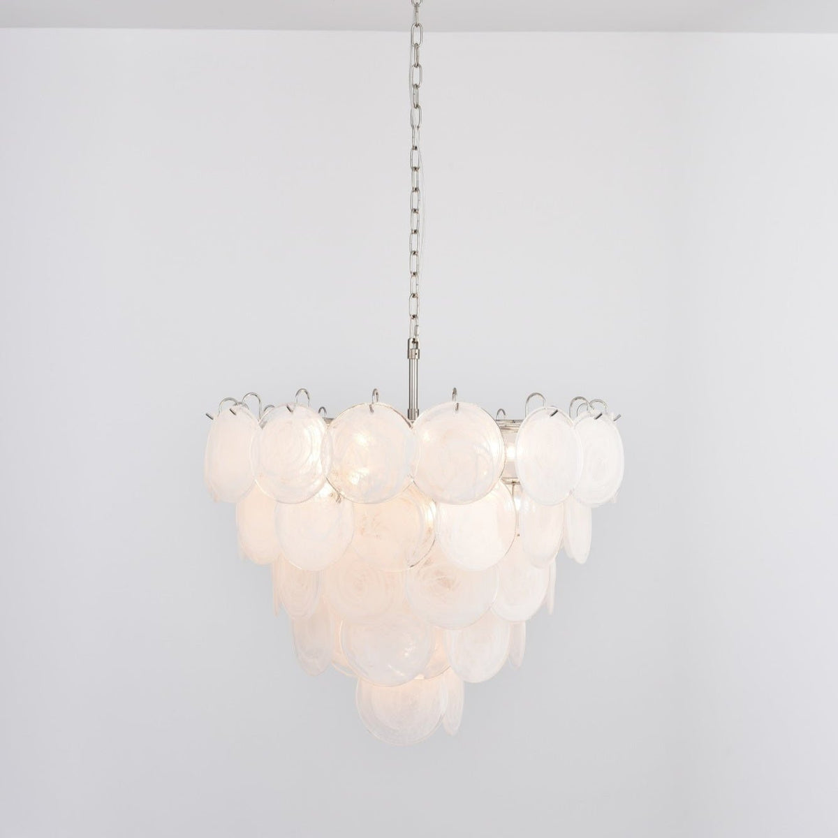 Veloelle lysekrone med hvid skive af Murano-glas i moderne stil