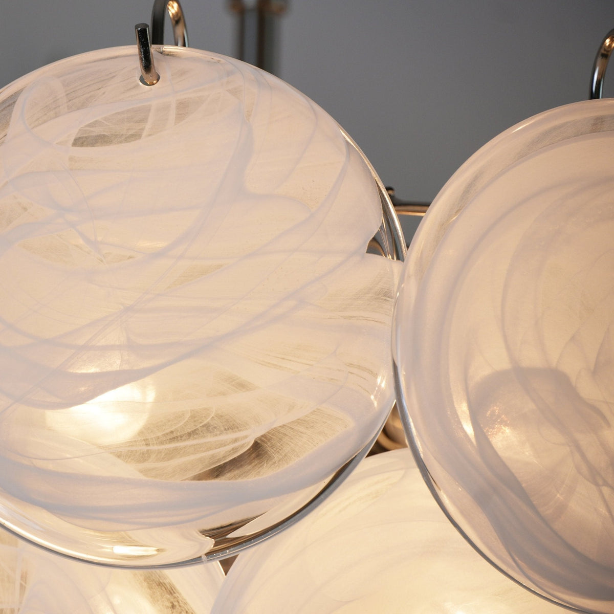 Veloelle lysekrone med hvid skive af Murano-glas i moderne stil