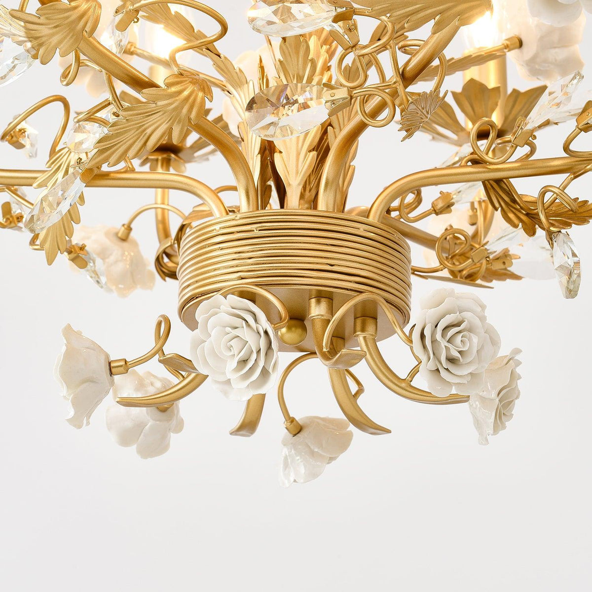Lysekrone med udsmykket metalstel, porcelænsroser og krystal, klassisk luksus