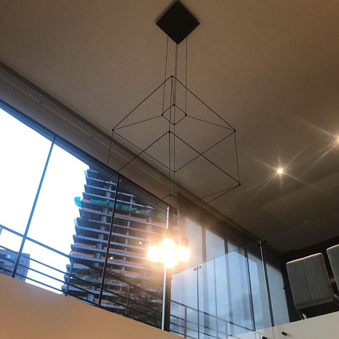 Elaalora geometrinen musta LED-riippuvalaisin metallilangasta