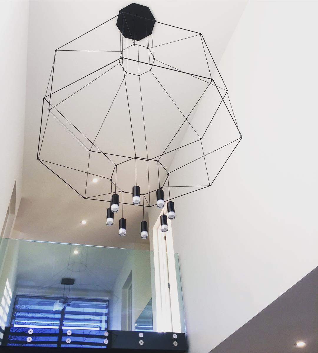 Elaalora geometrinen musta LED-riippuvalaisin metallilangasta