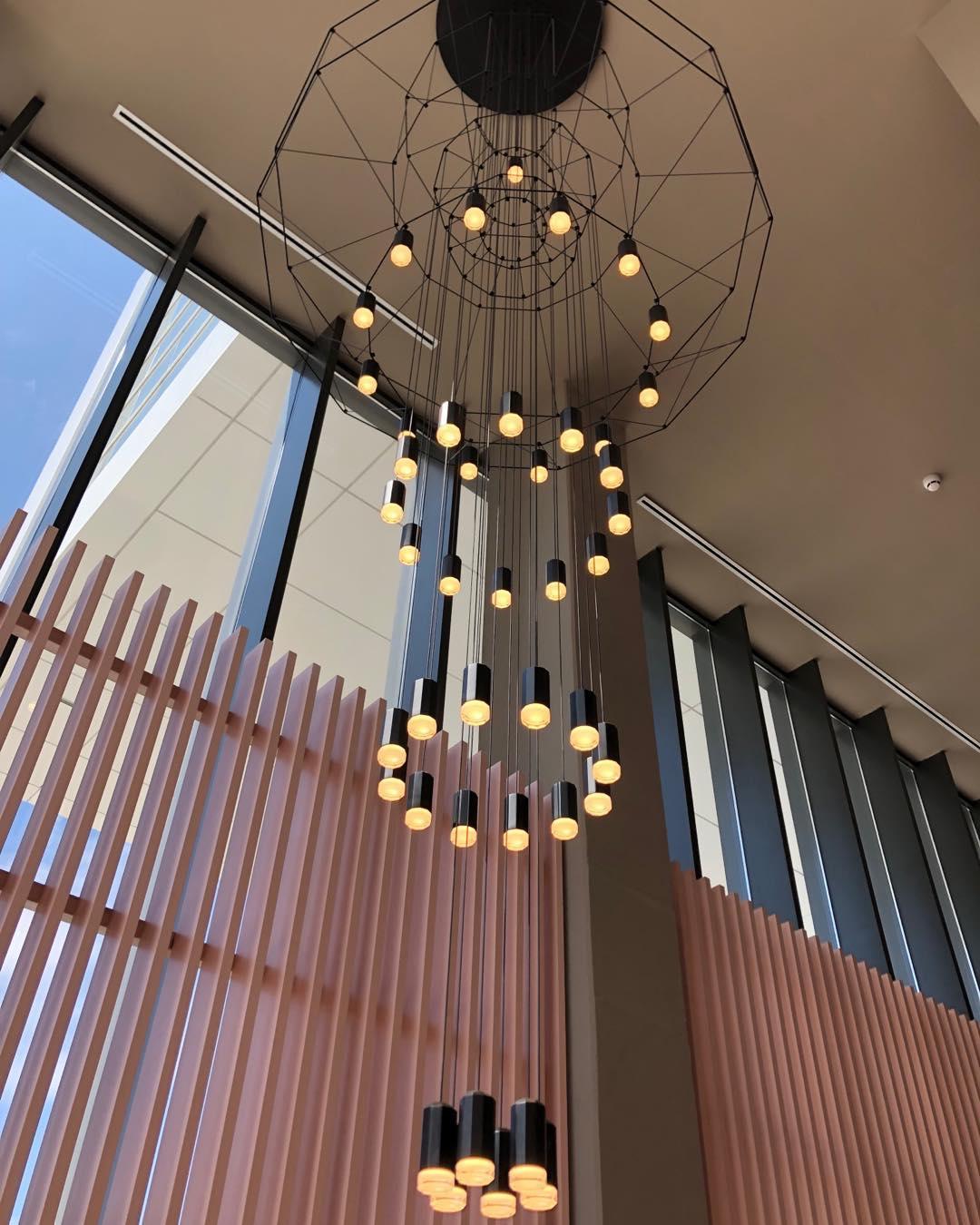 Candeeiro de teto Tevenq com linhas, estrutura de arame preta e LED