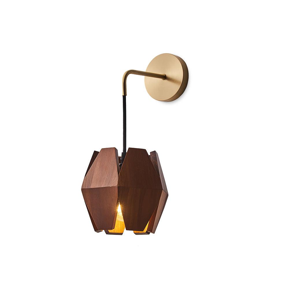 Væglampe med geometrisk træskærm, varmt lys, nordisk minimalistisk detalje