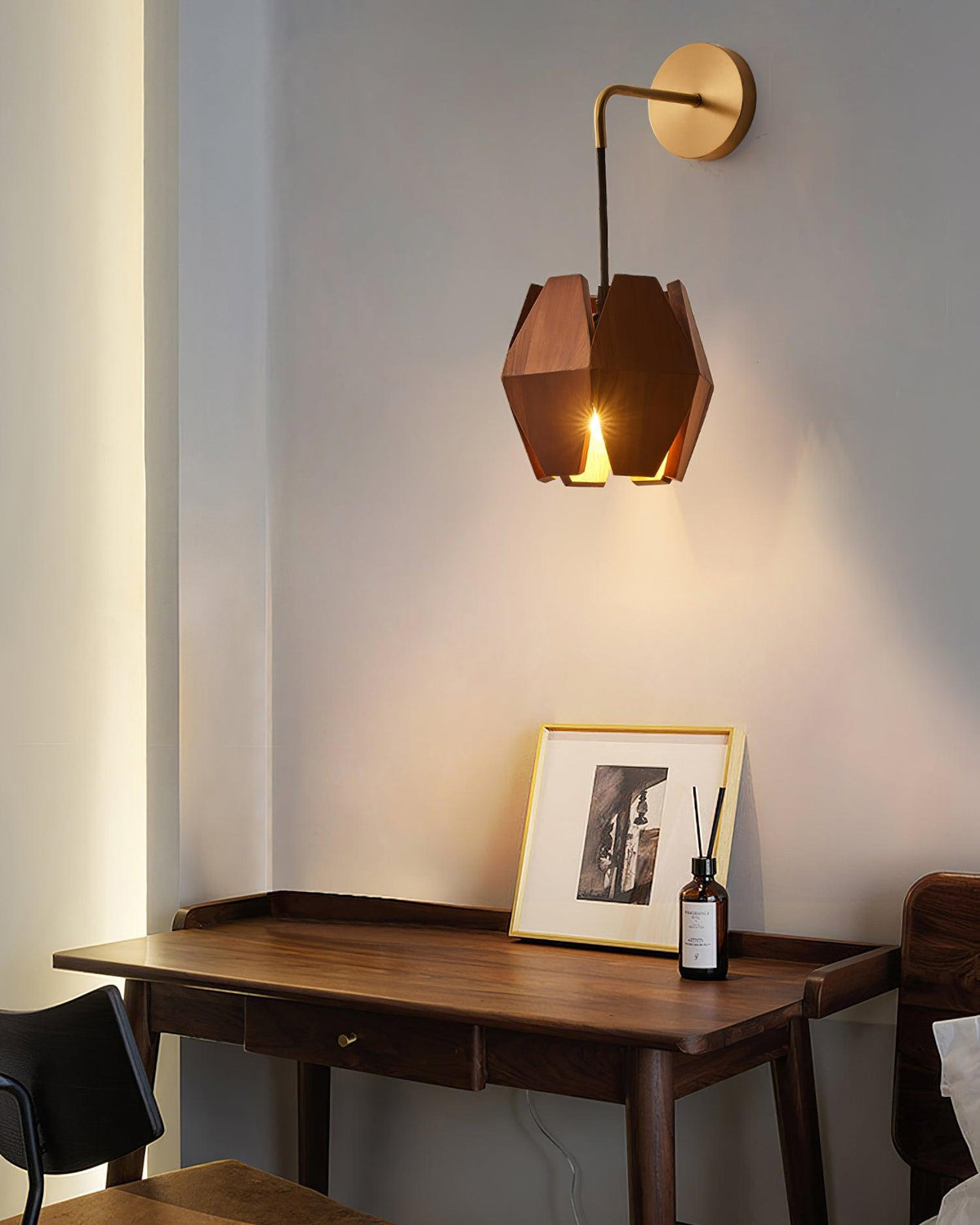 Væglampe med geometrisk træskærm, varmt lys, nordisk minimalistisk detalje