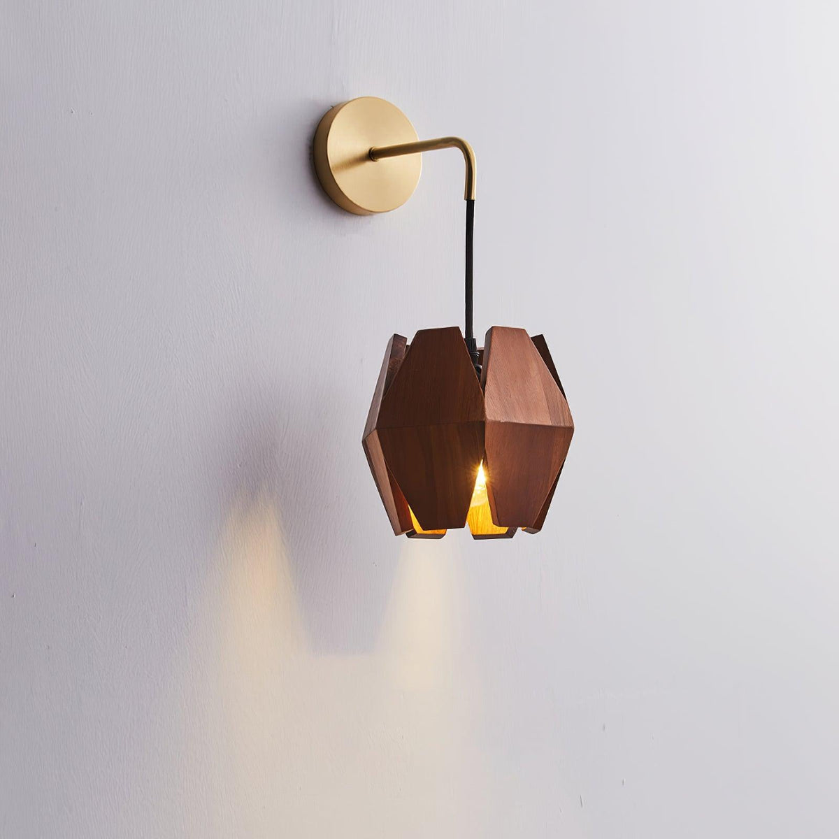 Væglampe med geometrisk træskærm, varmt lys, nordisk minimalistisk detalje