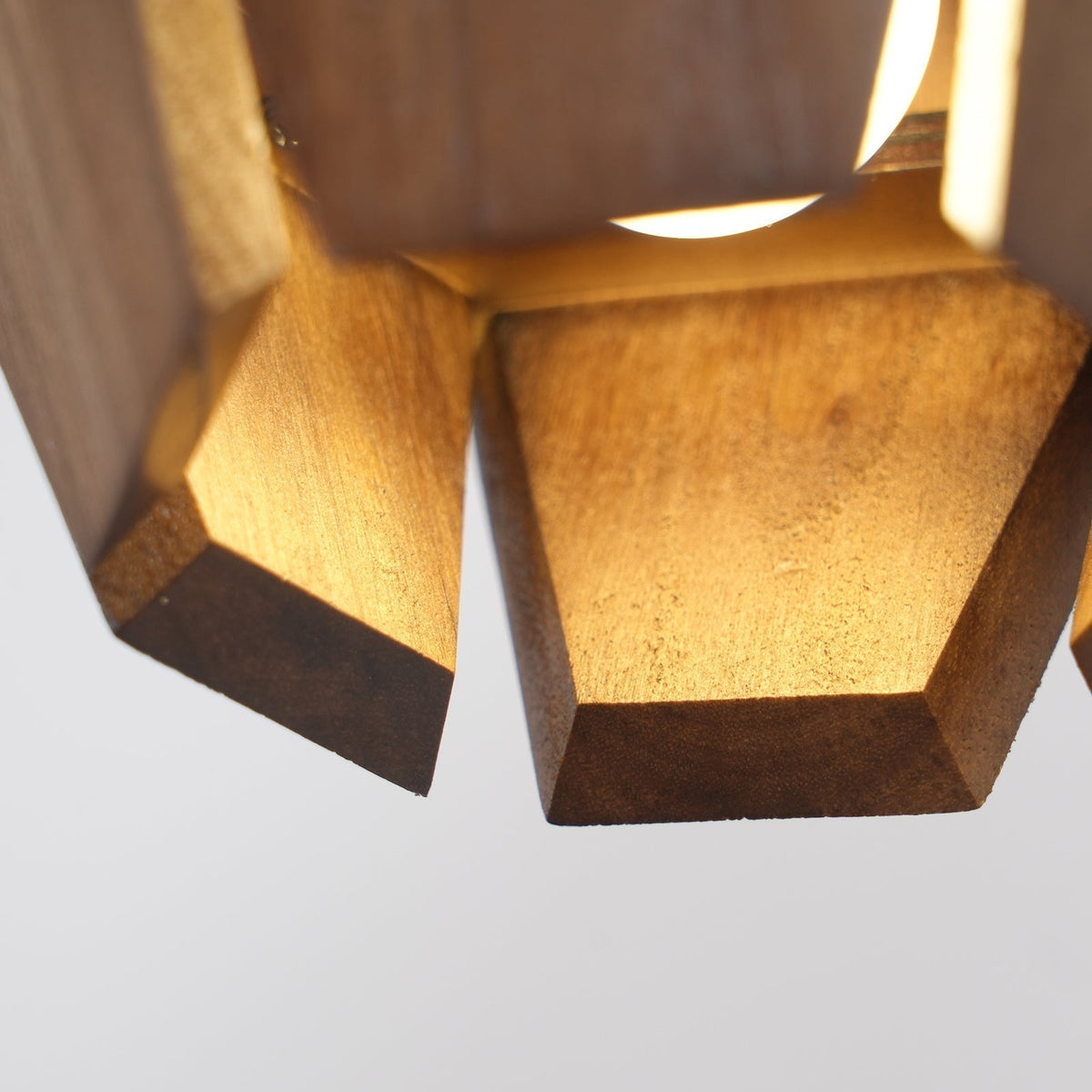 Væglampe med geometrisk træskærm, varmt lys, nordisk minimalistisk detalje