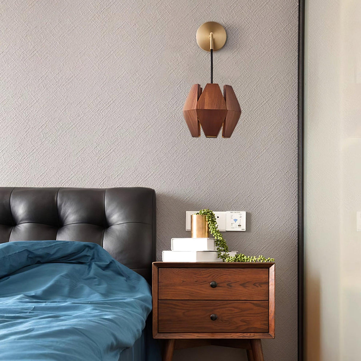 Væglampe med geometrisk træskærm, varmt lys, nordisk minimalistisk detalje