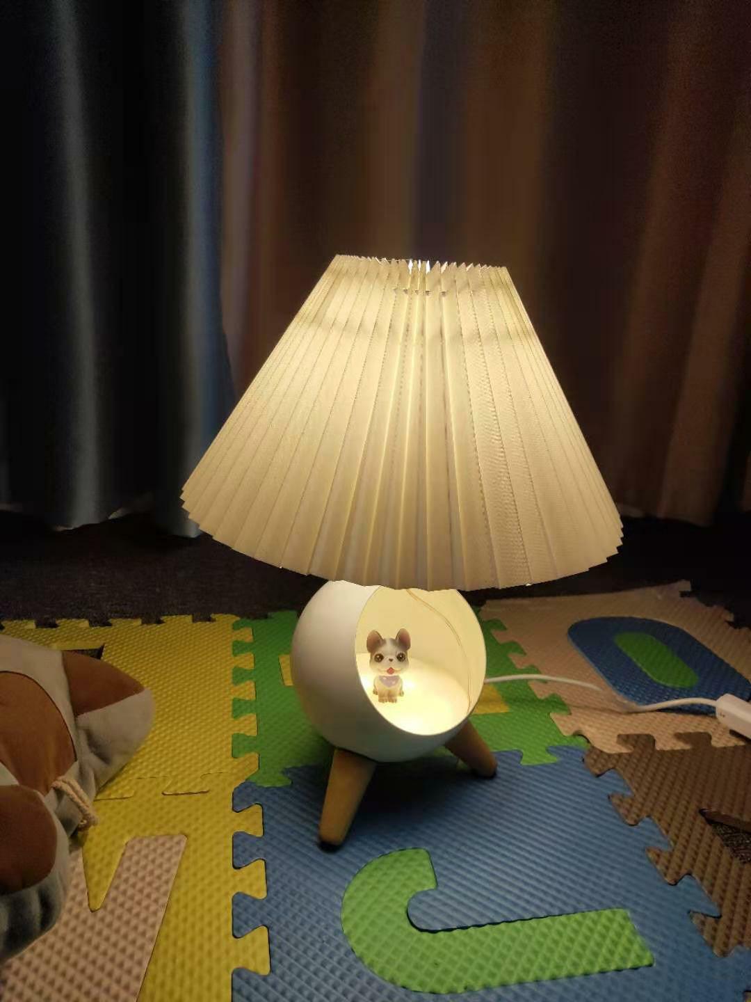 Hazellen moderni kangaspöytälamppu