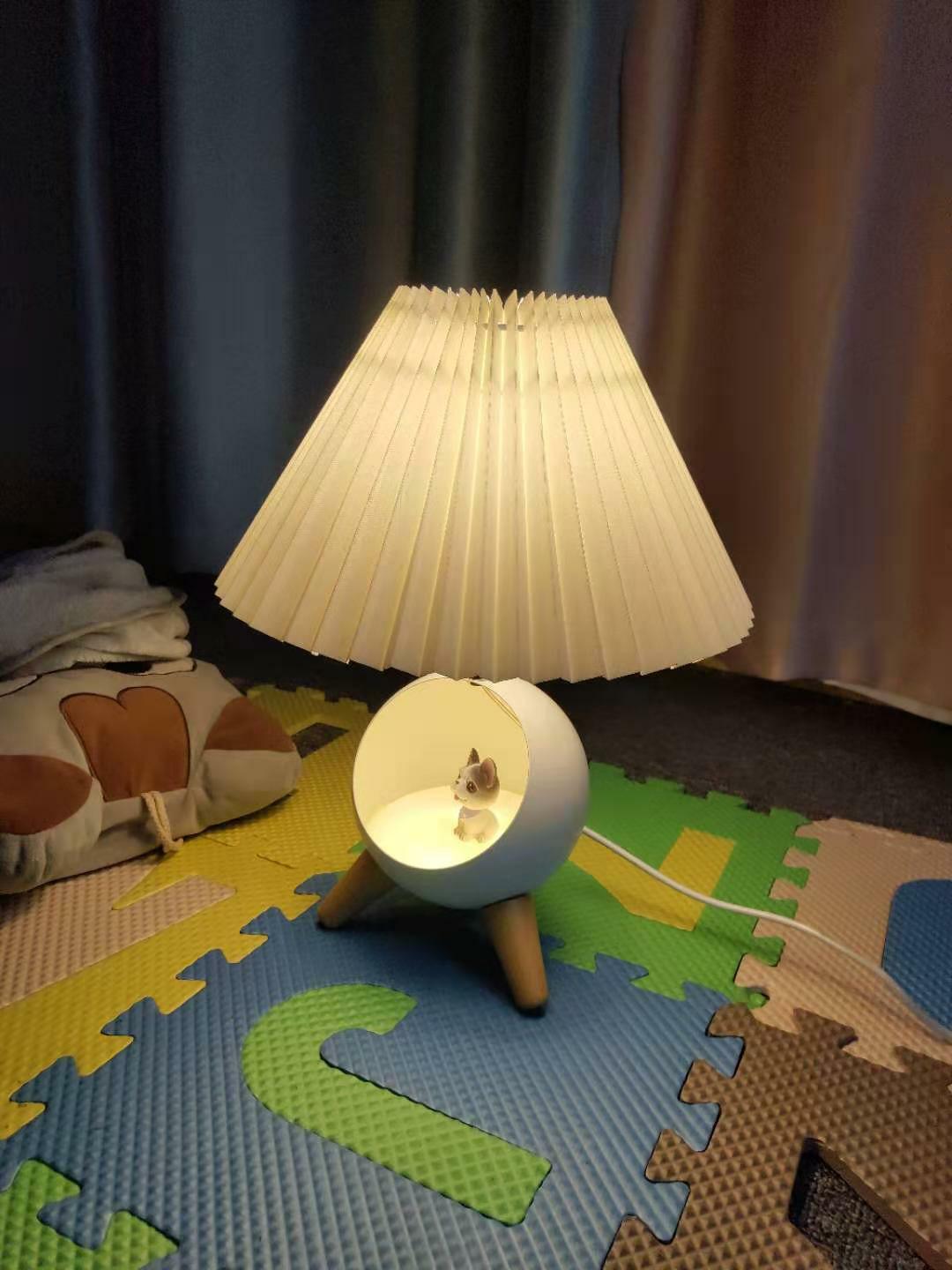 Hazellen moderni kangaspöytälamppu