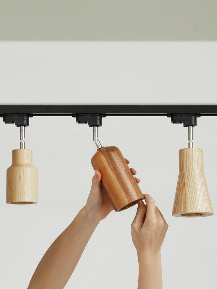 Elviian loftlampe i træ med skinne og justerbare lampehoveder