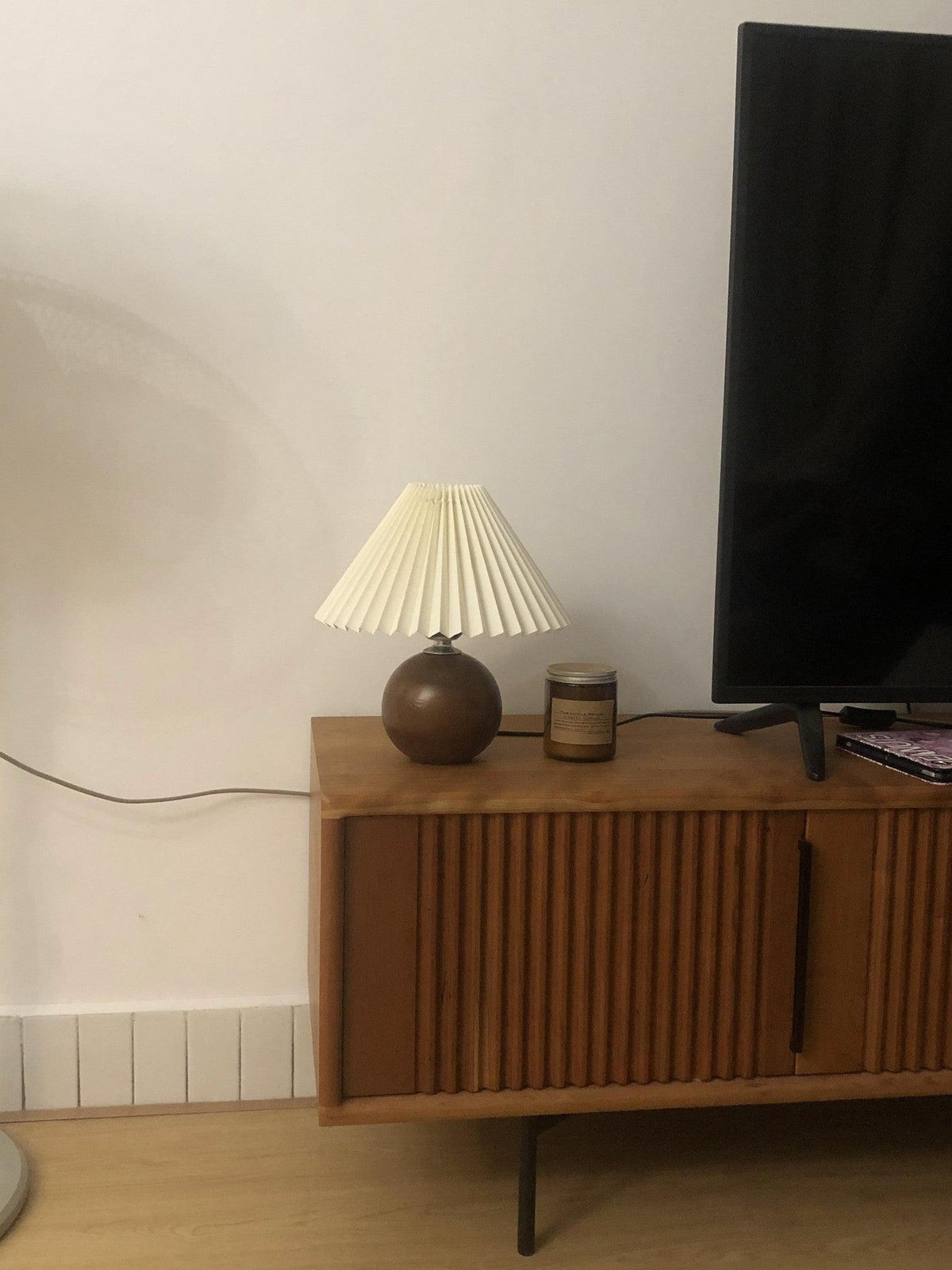 Candeeiro de mesa com esfera de madeira Zesilon