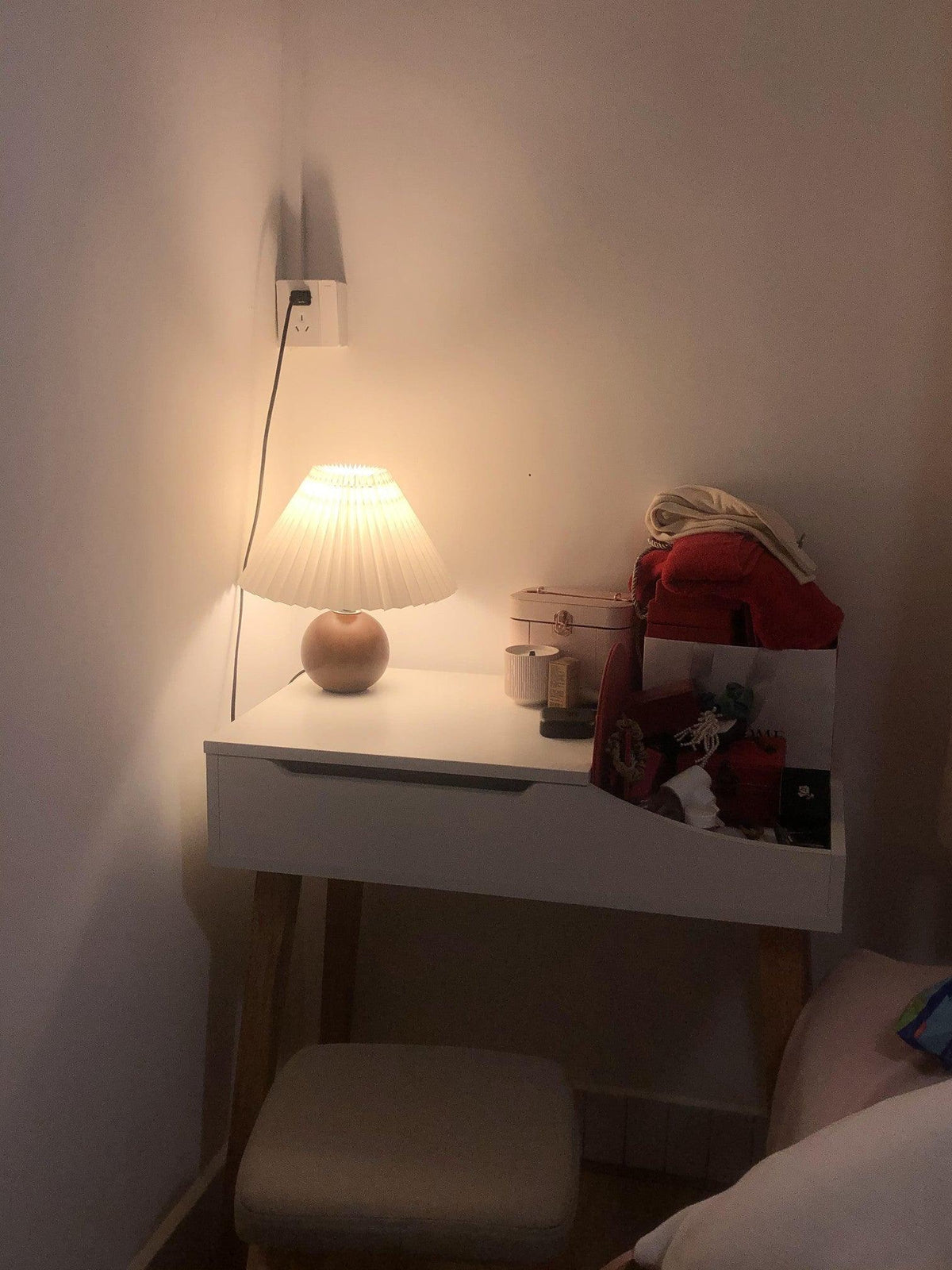 Candeeiro de mesa com esfera de madeira Zesilon