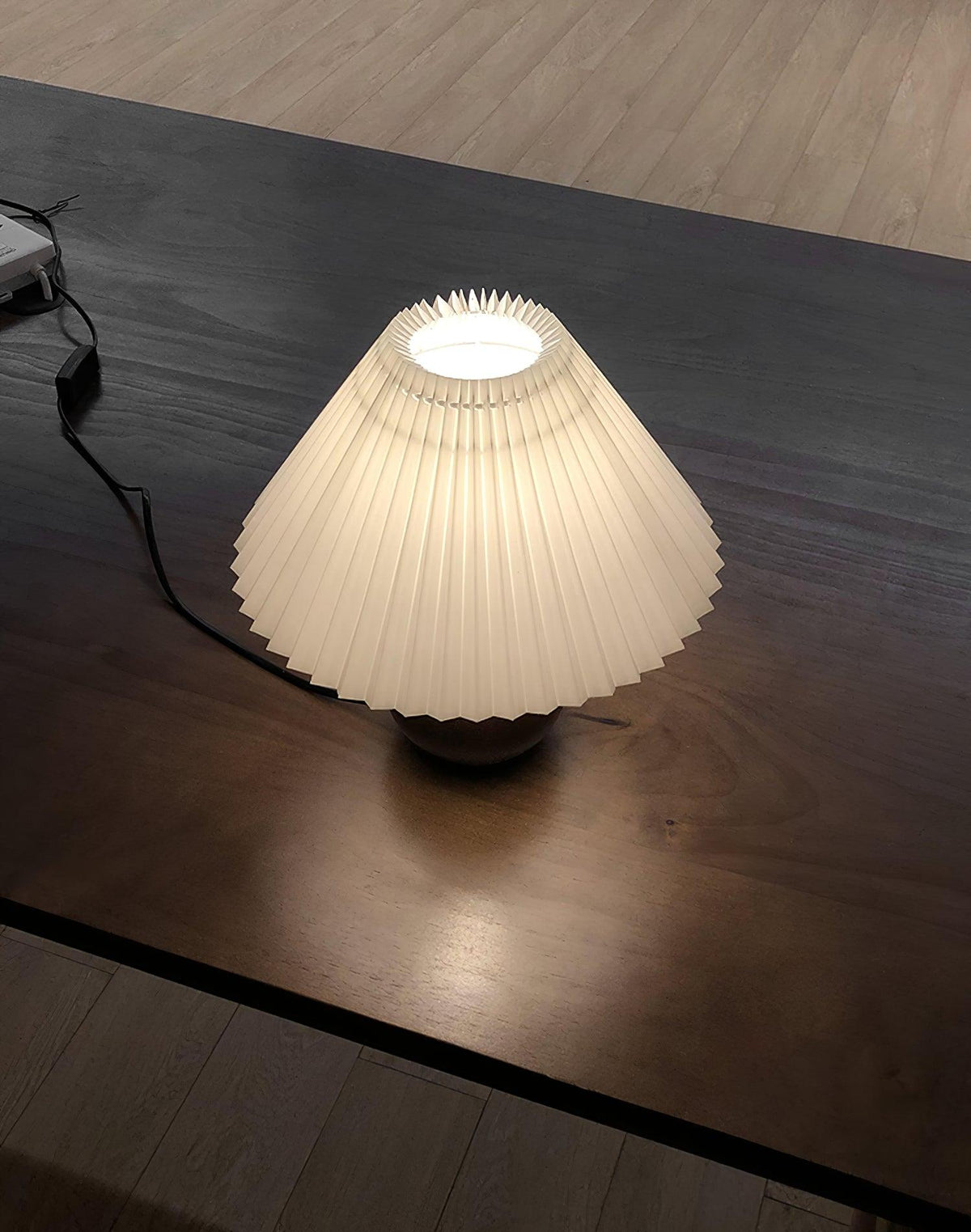 Candeeiro de mesa com esfera de madeira Zesilon