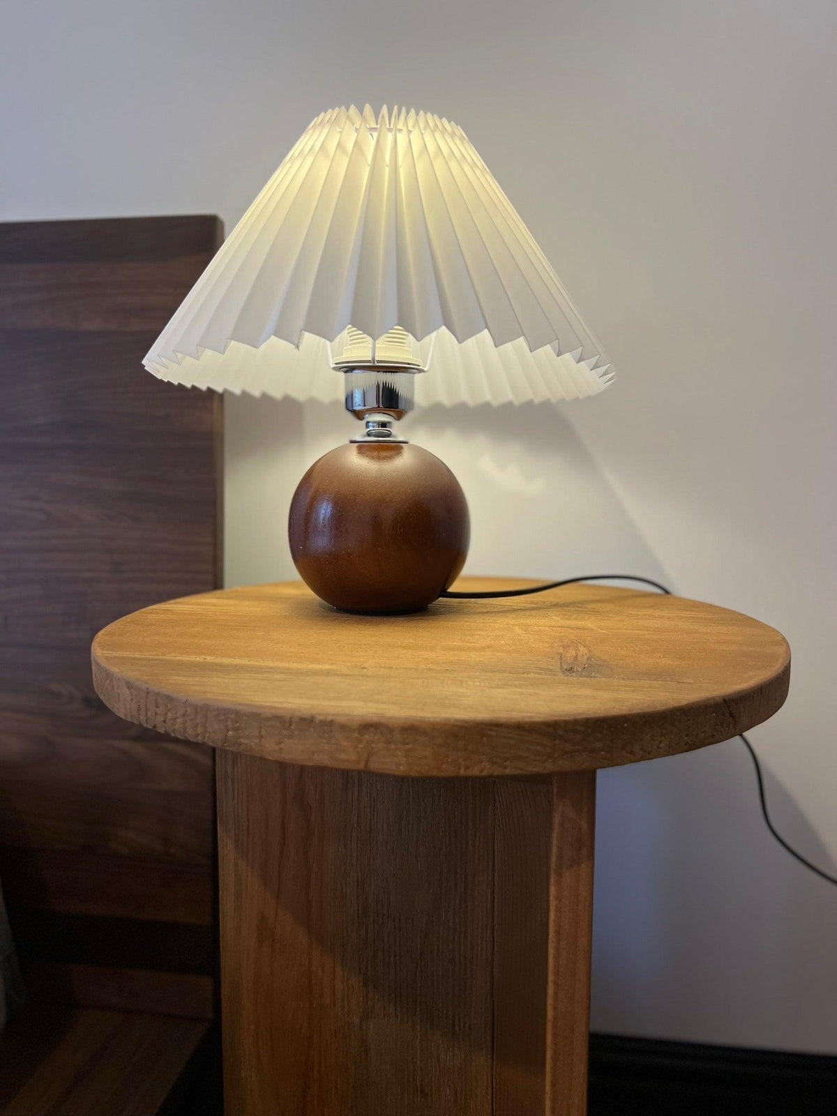 Candeeiro de mesa com esfera de madeira Zesilon