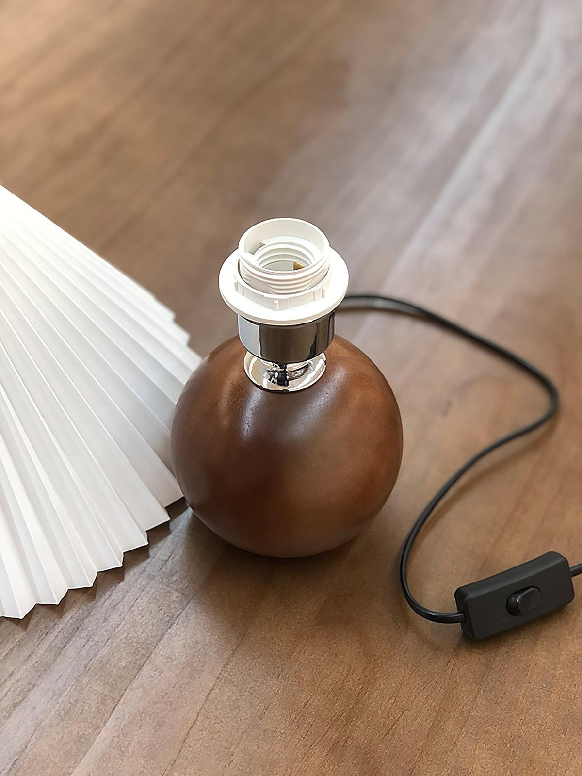 Candeeiro de mesa com esfera de madeira Zesilon