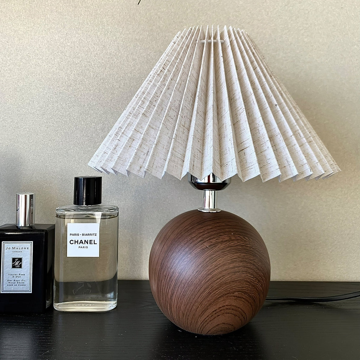 Candeeiro de mesa com esfera de madeira Zesilon