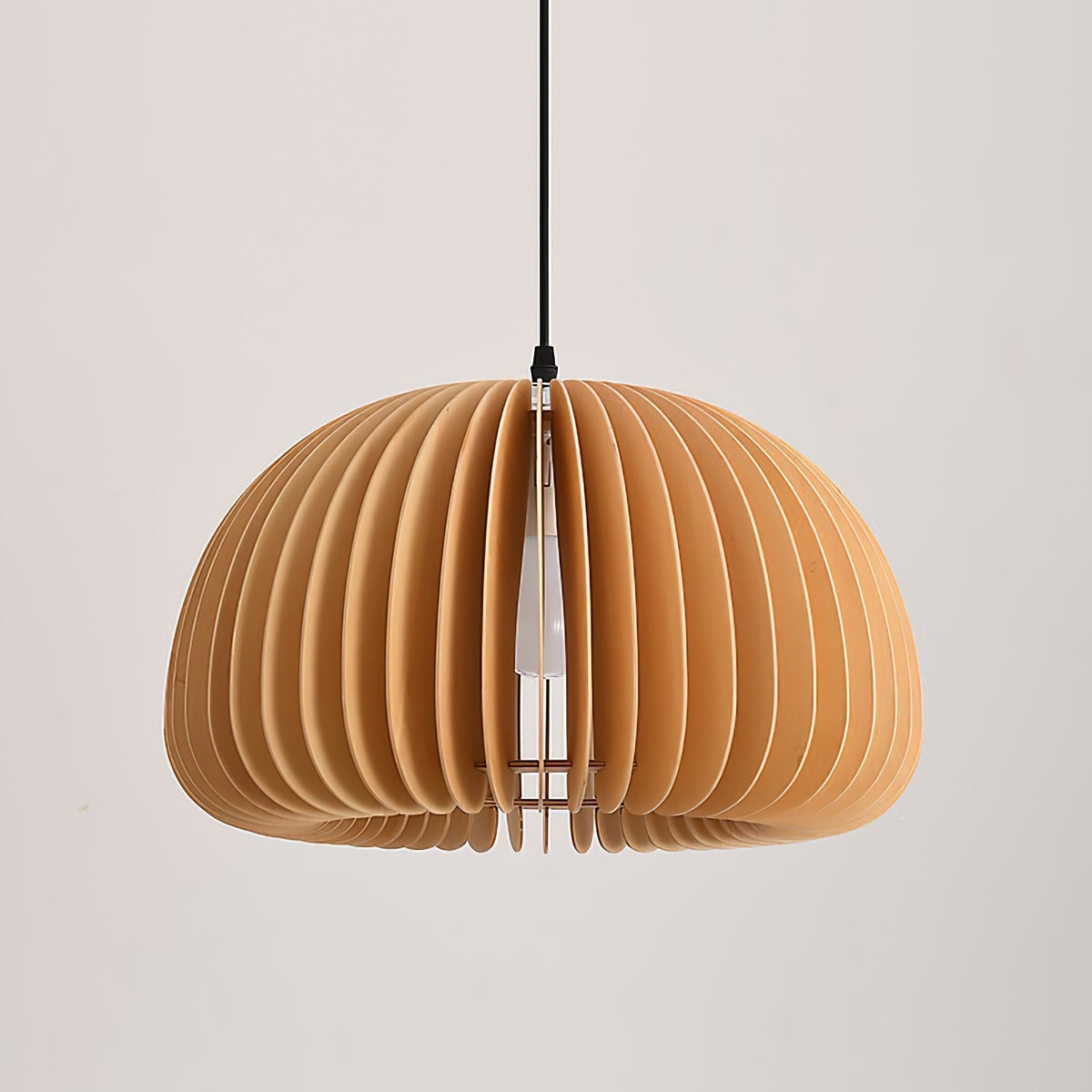 Candeeiro suspenso Doren em madeira, com cúpula em forma de abóbora, nórdico