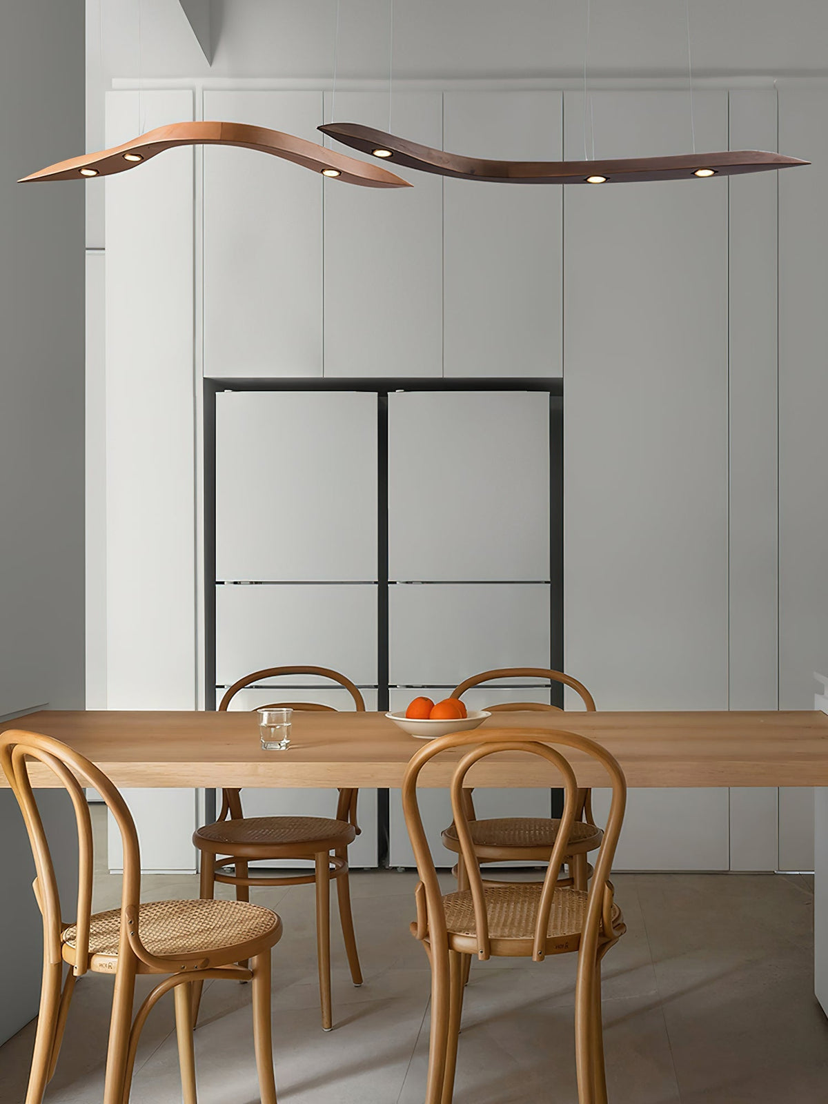 Queral minimalistisk pendellampa i trä med mjuka linjer