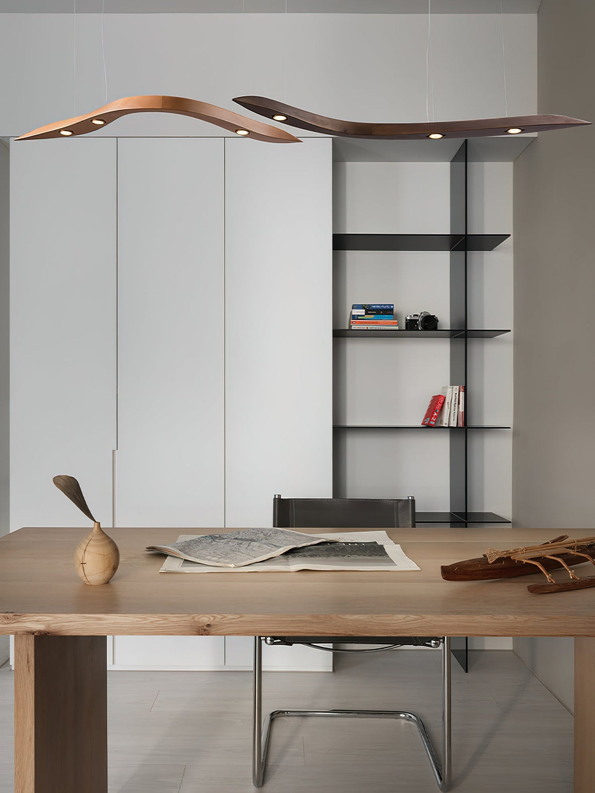 Queral minimalistisk pendellampa i trä med mjuka linjer