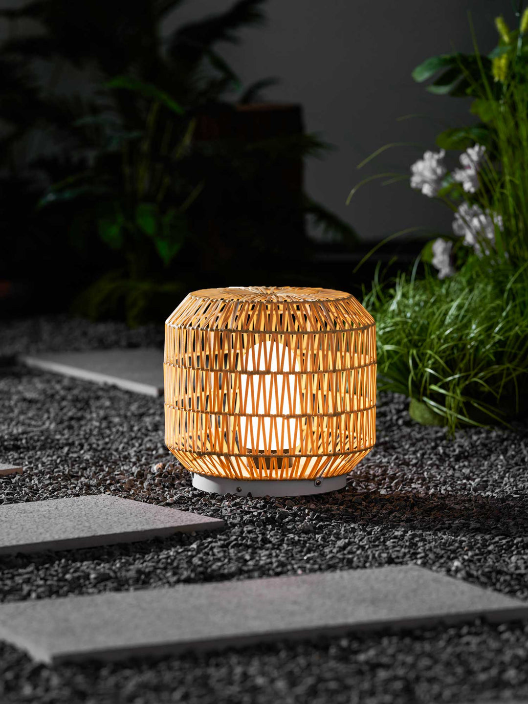 Candeeiro de exterior em rattan entrançado