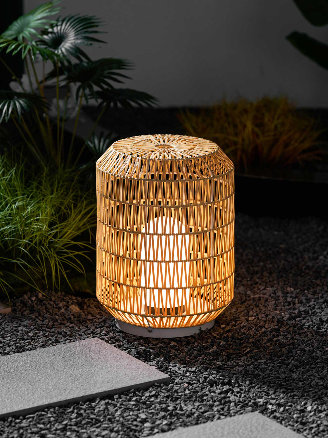 Candeeiro de exterior em rattan entrançado