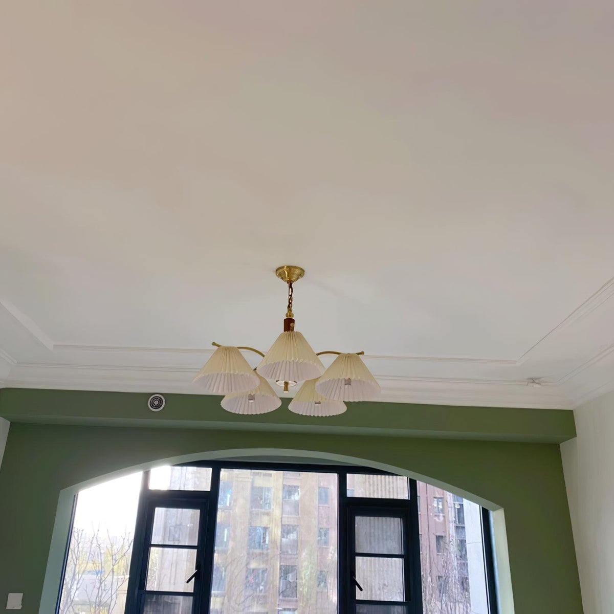 Candelabro clássico em latão com armação e abat-jours plissados Oriinaria